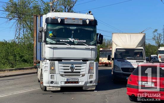 ДТП з ефектом переляку: у Кривому Розі на Дніпровському шосе зіштовхнулися вантажівка та маршрутка
