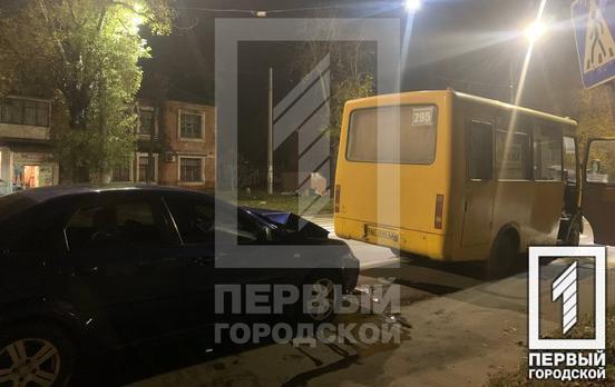 В результате столкновения легковушки и маршрутки пострадал 10-летний ребенок