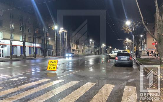 У Кривому Розі мікроавтобус влетів у припарковане авто, постраждала жінка