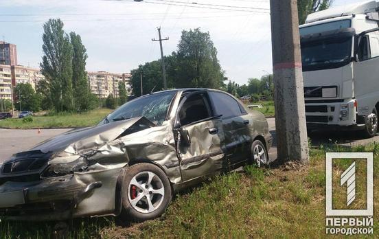 В Кривом Роге Daewoo Lanos столкнулся с грузовиком, пострадал водитель легковушки