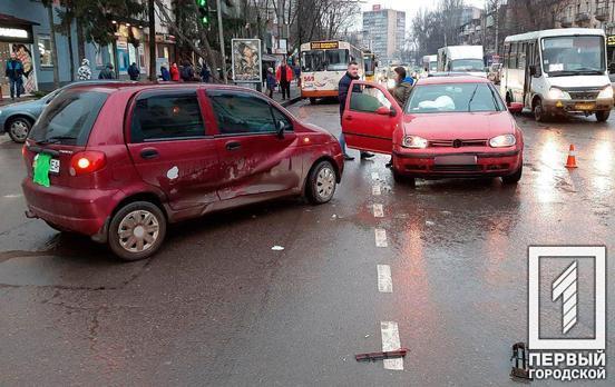 На светофоре в Кривом Роге столкнулись легковушки