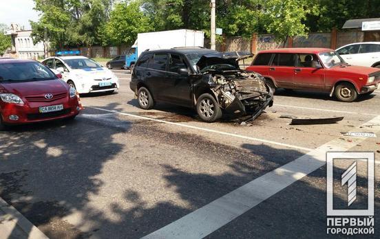 На проспекте Мира в Кривом Роге джип врезался в грузовик