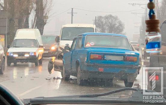 В Кривом Роге возле гипермаркета столкнулись две легковушки, есть пострадавшие