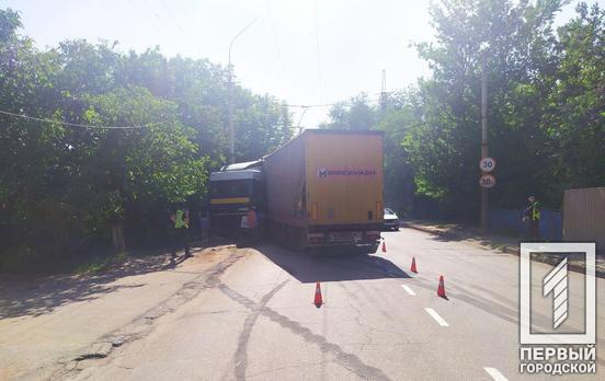 В Кривом Роге фура врезалась в столб