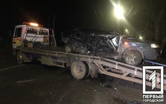 Разорвало и искорёжило: в Кривом Роге столкнулись две легковушки, пострадал водитель