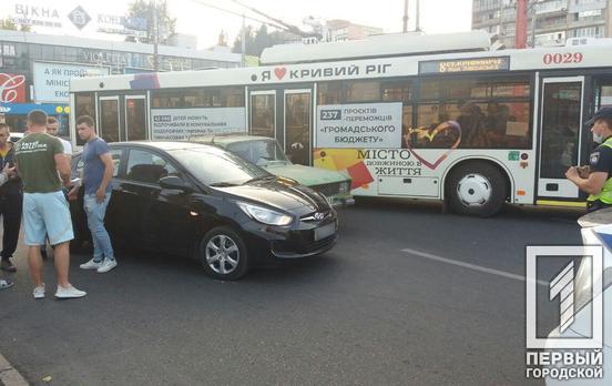 На 95-м квартале в Кривом Роге столкнулись две легковушки, образовалась огромная пробка