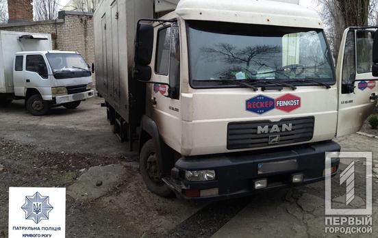 «Спешил, потому и уехал»: в Кривом Роге грузовик врезался в припаркованную легковушку