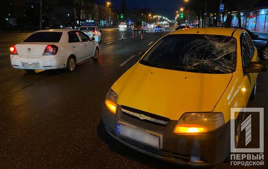 Успокоил, как смог: в Кривом Роге мужчина за рулём авто решил «прокатить на капоте» разбушевавшегося родственника