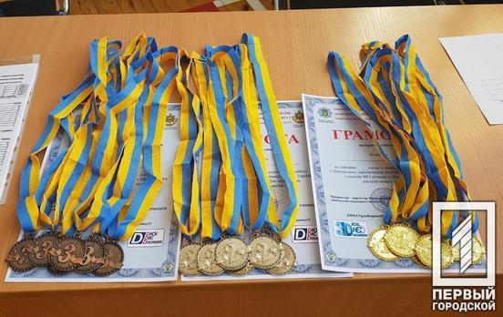 В Кривом Роге провели соревнования по волейболу, приуроченные к 60-летию ДЮИ