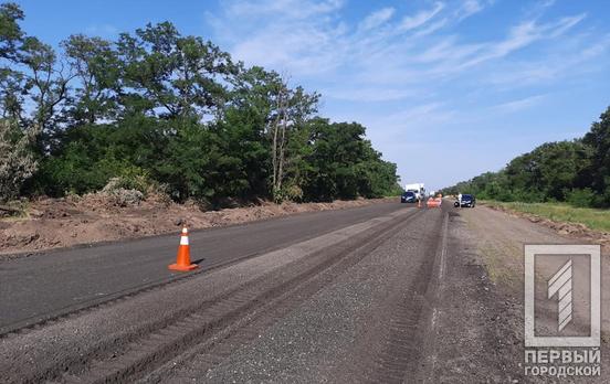 На трассе между Кривым Рогом и Кропивницким начали ремонт дорожного покрытия