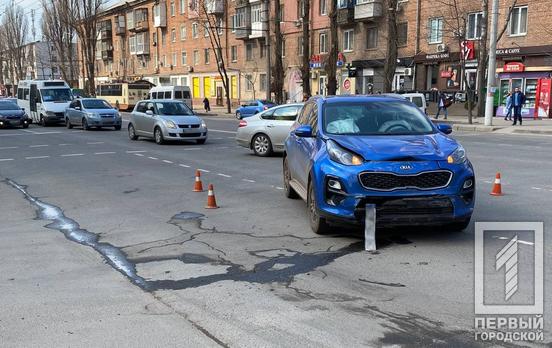 В Кривом Роге на перекрёстке столкнулись две машины, одного из водителей госпитализировали
