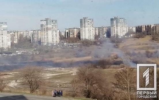 В Кривом Роге между двумя Восточными микрорайонами горит трава и камыш
