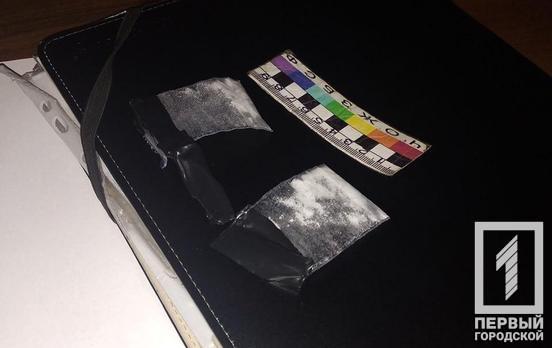 В Кривом Роге в исправительную колонию №80 фельдшер пытался пронести два пакетика с наркотиками