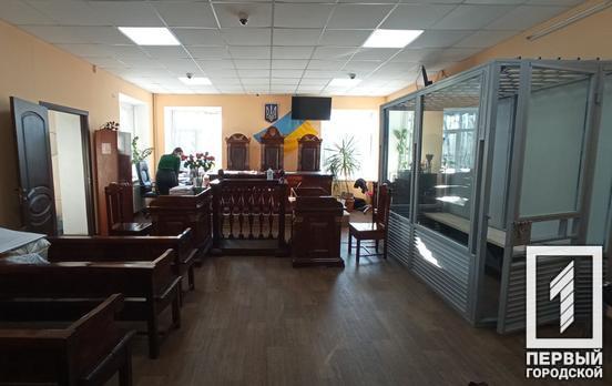 У Кривому Розі судили уродженця рф, який на сходовому майданчику будинку надавав ляпасів своїй сусідці