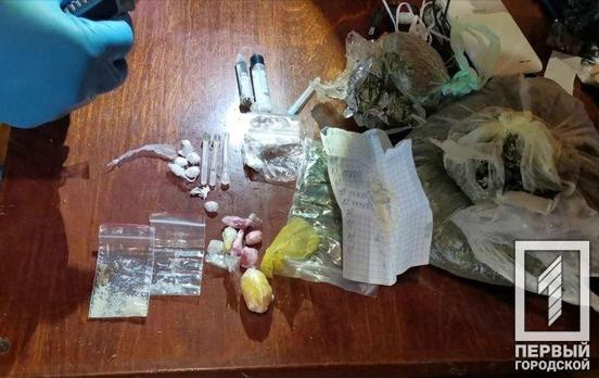 В Кривом Роге инспектор исправительного учреждения пытался пронести наркотики и смартфон для заключённого