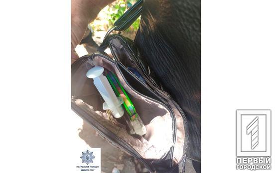 В Кривом Роге патрульные изъяли у женщины шприц с наркотиками