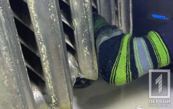 В Кривом Роге нога ребёнка застряла в батарее, ему помогли спасатели