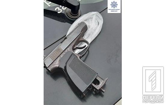 Патрульные Кривого Рога задержали мужчину, который пистолетом пугал посетителей магазина