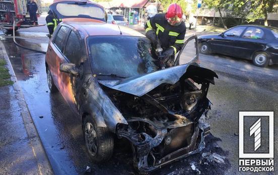 Утром на одной из улиц Кривого Рога горела машина, никто не пострадал