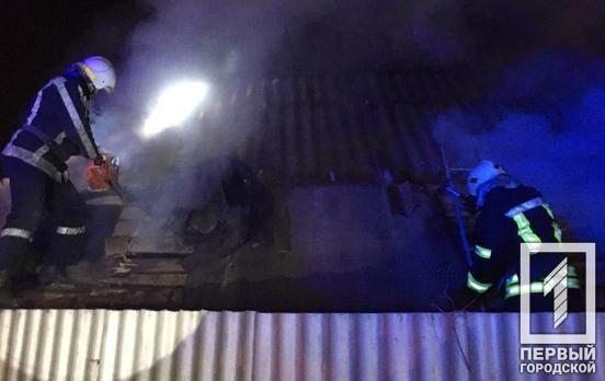 Утром в Кривом Роге загорелся гараж с автомобилем, обошлось без пострадавших