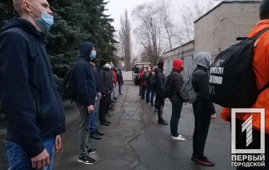 Долг перед Родиной: в Кривом Роге первая партия новобранцев отправилась на службу