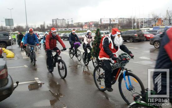 Новогодний Кривой Рог: спортсмены в праздничных костюмах поздравили детей