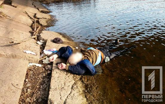 В Кривом Роге из реки достали тело мужчины