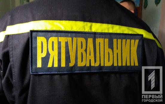 Сын не открывал дверь: спасатели Кривого Рога помогли родителям попасть в квартиру