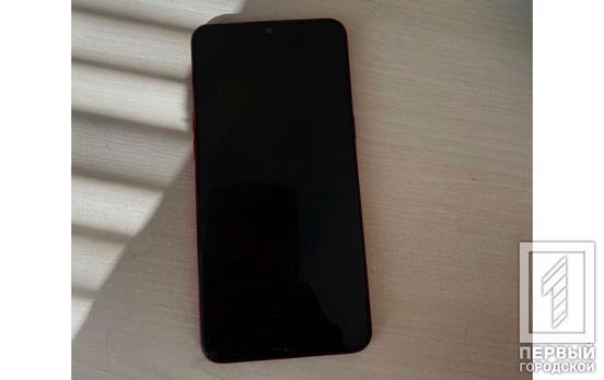 Вдарив по голові та забрав телефон: правоохоронці затримали чоловіка, який пограбував мешканця Кривого Рогу прямо на вулиці