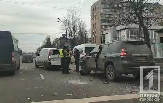 В Кривом Роге на проспекте столкнулись грузовой микроавтобус и внедорожник