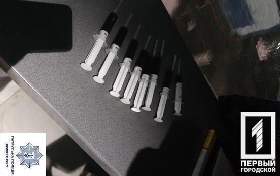 «Закладка» в камере хранения: в Кривом Роге неизвестный спрятал семь шприцов с наркотиками в супермаркете