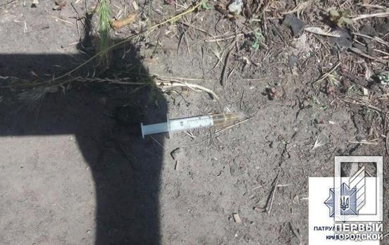 Метамфетамин и «ширка»: патрульные Кривого Рога задержали двух горожан с наркотиками