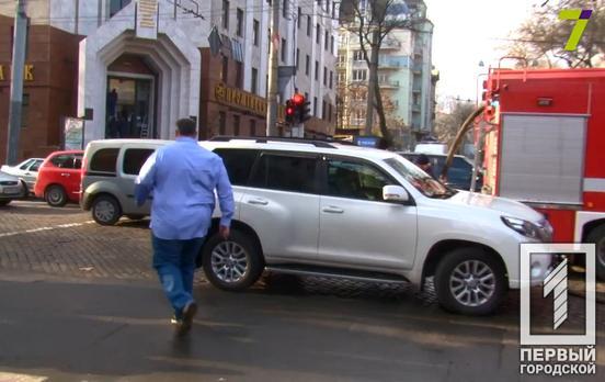 Нардеп из Кривого Рога Юрий Корявченков перегородил своим авто проезд пожарной машине к сгоревшему Одесскому колледжу