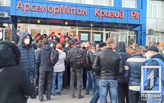 За пропусками на транспорт возле «АрселорМиттал Кривой Рог» выстроилась тысячная очередь, – очевидцы