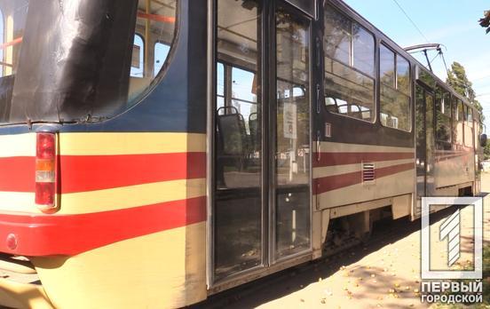 В Кривом Роге пассажирка трамвая ударила водителя бутылкой по голове: пострадавшей потребовалась помощь медиков