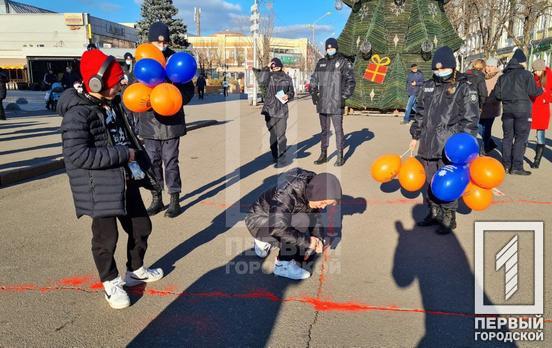 В Кривом Роге впервые прошла акция «Красный песок», посвященная проблеме гендерного насилия