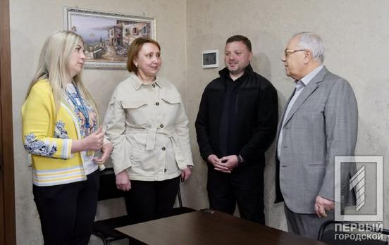 Завдяки злагодженій роботі міської влади криворіжці та переселенцi, попри воєнний стан, отримують усі необхідні адмінпослуги: міграційна служба відновила видачу паспортів