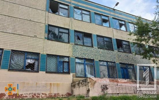 У Нікополі пошкоджені чи зруйновані через обстріл 25 будинків та кілька закладів, у Марганецькій громаді також є руйнування