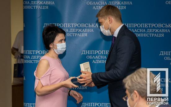 Медику из Кривого Рога, которая лечит больных от коронавируса, вручили награду и памятный подарок