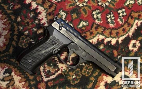 В Кривом Роге мужчина угрожал прохожим на улице, у него дома нашли оружие