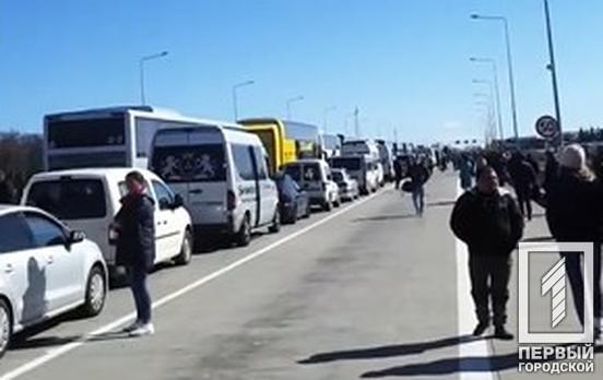 Закрытие границ из-за коронавируса: в «ловушке» на польском пункте пропуска оказались тысячи украинцев