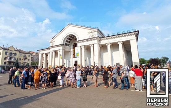 Церемонія прощання із мером Кривого Рогу Костянтином Павловим: люди вишикувались у чергу, щоб покласти квіти та пом’янути відомого співвітчизника