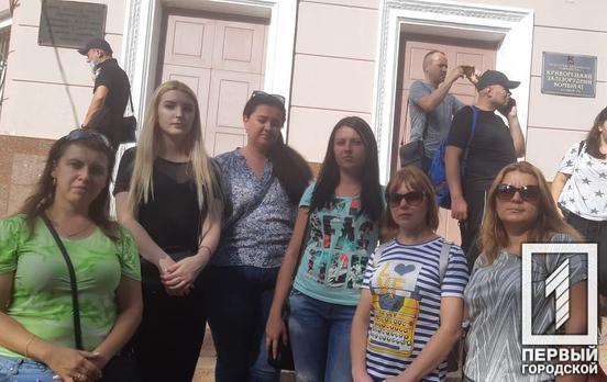 Жёны шахтёров из Кривого Рога, бастующих на глубине больше 1000 метров, записали видеообращение своим мужьям