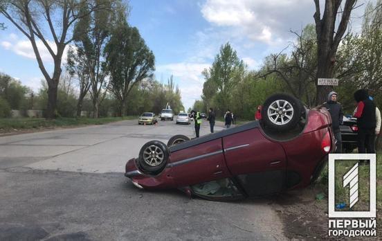 В результате аварии в Кривом Роге на крышу перевернулась машина