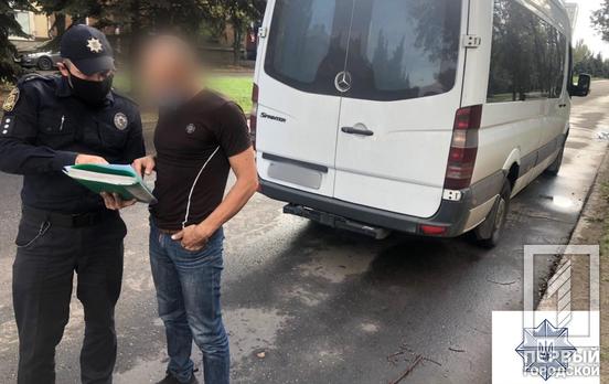 В Кривом Роге пассажиры маршрутки терпели выходки водителя-лихача, пока его не остановили патрульные