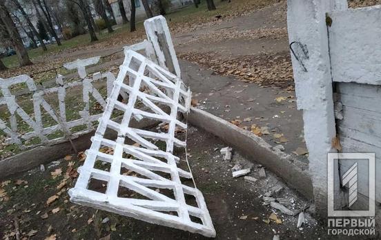 В Кривом Роге подростки повредили забор детсада, - соцсети