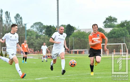 «В одни ворота»: команда «Горняк» (ветераны) не оставила камня на камне от соперников в матче 22 тура чемпионата Первой лиги Кривого Рога по футболу