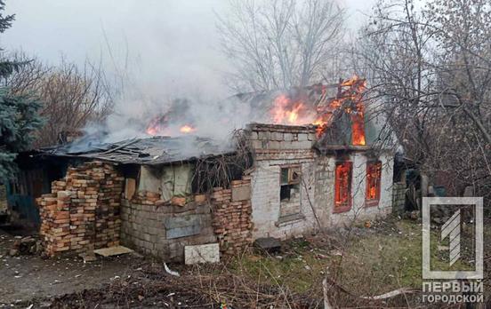 В Кривом Роге спасатели потушили масштабный пожар в одноэтажном доме