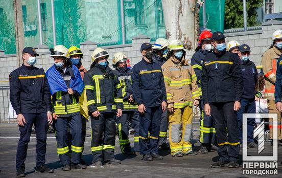 В Днепре наградили спасателей из Кривого Рога в честь профессионального праздника