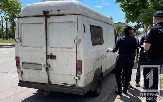 В Кривом Роге патрульные обнаружили в автомобиле горожанина канализационные люки и решётки от «ливнёвок»